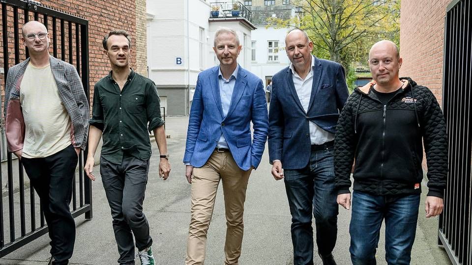 Divisionsdirektør i EG Jesper Andersen (i midten i blåt) sammen de fire stiftere af Prosedo. Fra venstre: Ole Lindholm, Erik G. Laustsen, Flemming Nielsen og Christian Ringbæk. | Foto: PR / EG