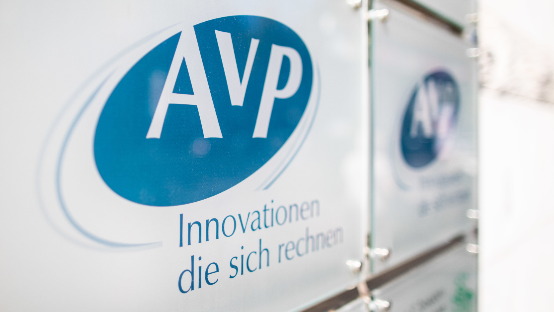 Das Firmenschild des Apothekenrechenzentrums "AvP" | Foto: picture alliance/Marcel Kusch/dpa