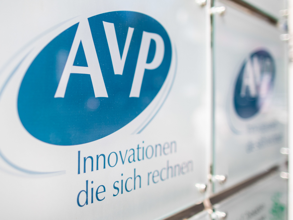 Das Firmenschild des Apothekenrechenzentrums "AvP" | Foto: picture alliance/Marcel Kusch/dpa