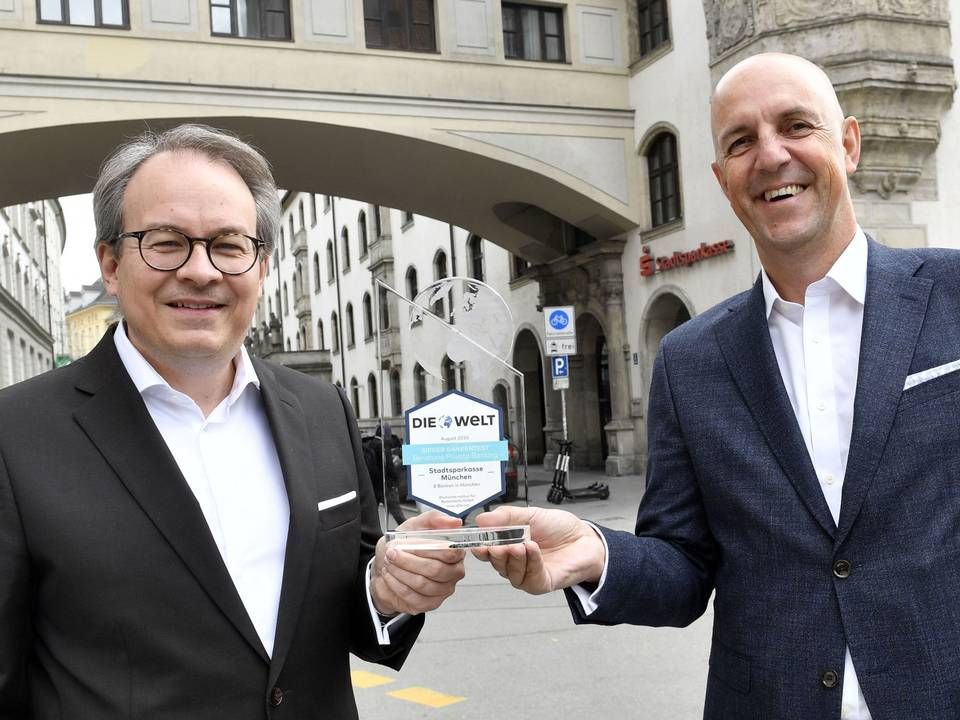 (v.li.) Florian von Khreninger-Guggenberger, Direktor Private Banking, und Stefan Hattenkofer, Vorstandsmitglied, freuen sich über den erneuten Test-Sieg. | Foto: Stadtsparkasse München