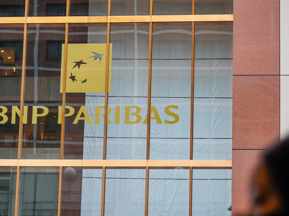 Schriftzug der BNP Paribas | Foto: picture alliance/AP/Invision
