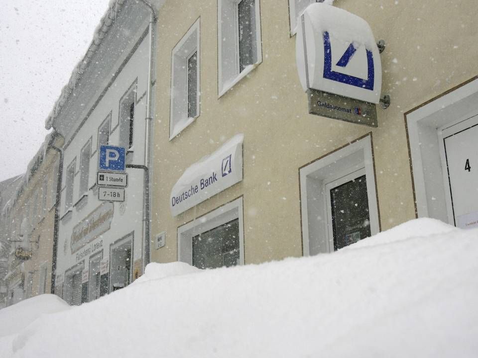 Eingeschneite Deutsche Bank Filiale in Oberwiesenthal, Erzgebirge. | Foto: picture alliance/imageBROKER