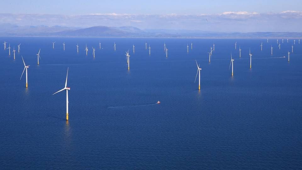 Det er EU-Kommissionens plan at udbygge den nuværende kapacitet for havvindmøller i Europa 25 gange inden 2050. Det fremgår af den offshore-strategi Kommissionen fremlægger onsdag. Her ses Walney Wind Farms, verdens næststørste havvindmøllepark, der ligger i Det Irske Hav, og drives af Ørsted. | Foto: Phil Noble/Reuters/Ritzau Scanpix