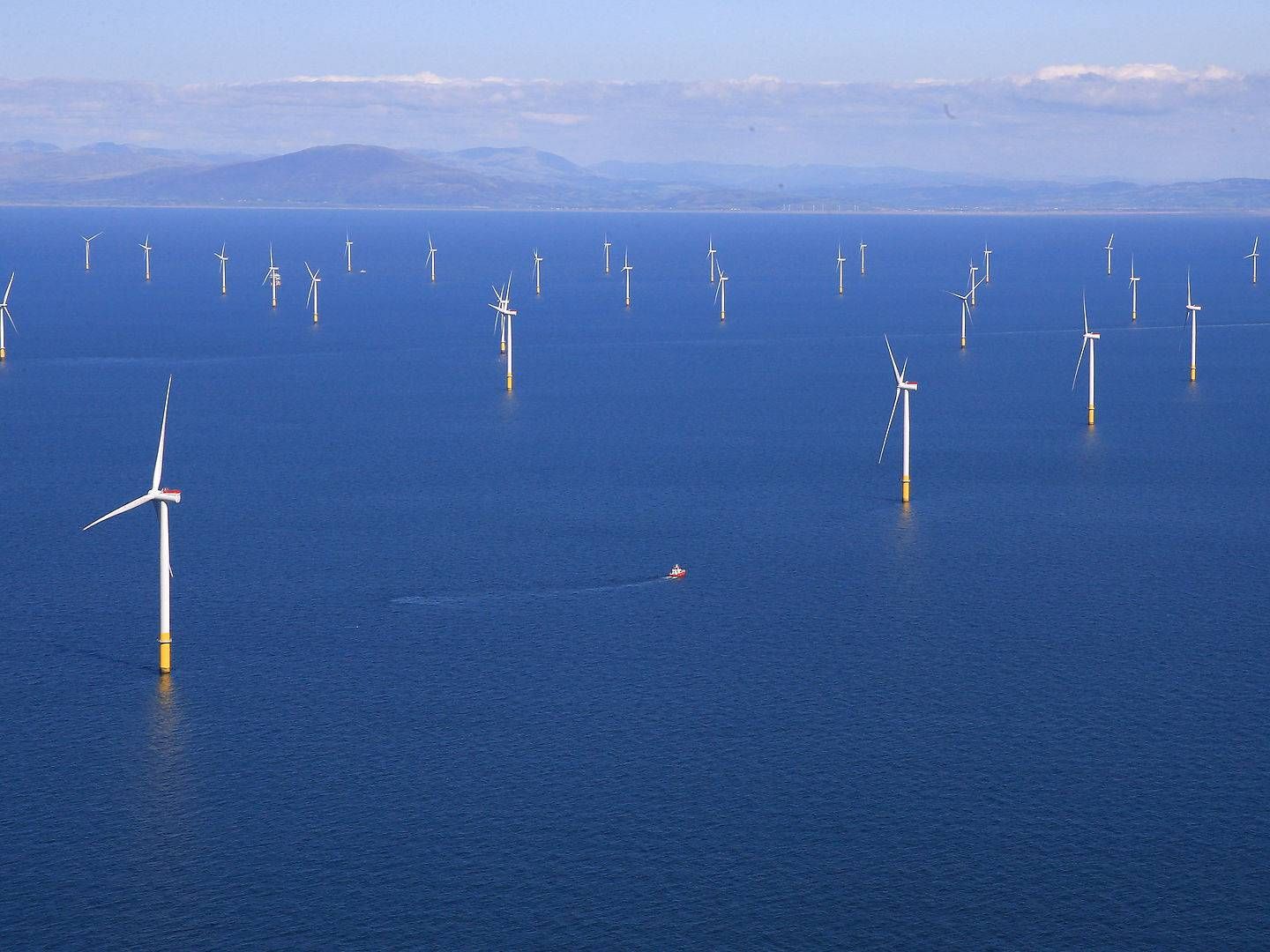 Det er EU-Kommissionens plan at udbygge den nuværende kapacitet for havvindmøller i Europa 25 gange inden 2050. Det fremgår af den offshore-strategi Kommissionen fremlægger onsdag. Her ses Walney Wind Farms, verdens næststørste havvindmøllepark, der ligger i Det Irske Hav, og drives af Ørsted. | Foto: Phil Noble/Reuters/Ritzau Scanpix