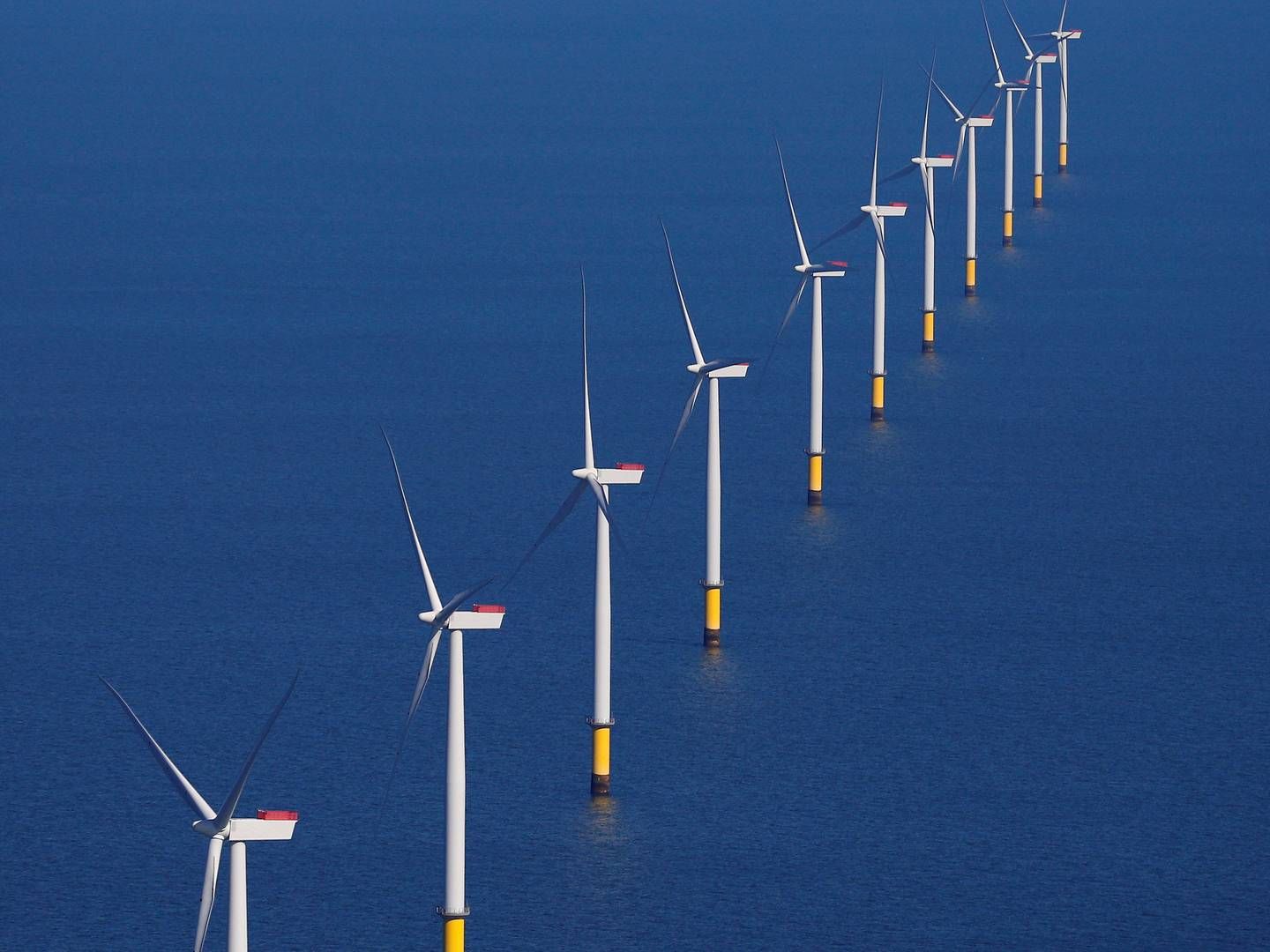 Det er EU-Kommissionens plan at udbygge den nuværende kapacitet for havvindmøller i Europa 25 gange inden 2050. Det fremgår af den offshore-strategi Kommissionen fremlægger onsdag. Her ses Walney Wind Farms, verdens næststørste havvindmøllepark, der ligger i Det Irske Hav, og drives af Ørsted. | Foto: Phil Noble/Reuters/Ritzau Scanpix