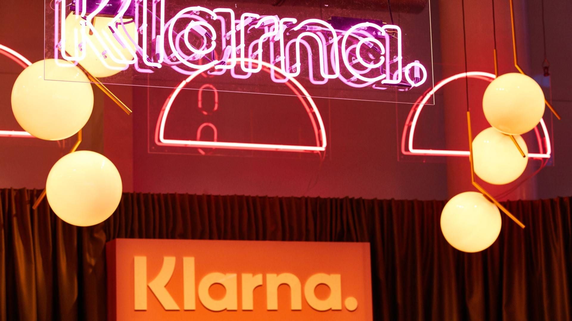 Die Leuchtschrift "Klarna" hängt am Stand der gleichnamigen Firma auf einer Marketing-Fachmesse im Mai 2019. | Foto: picture alliance/Georg Wendt/dpa