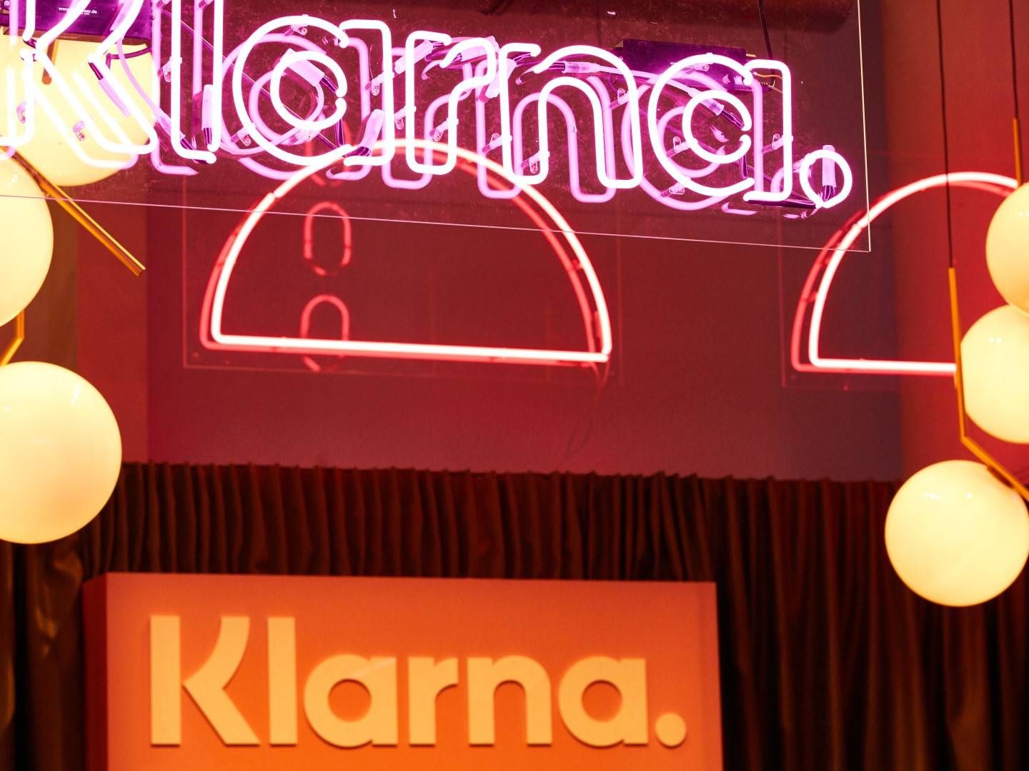 Die Leuchtschrift "Klarna" hängt am Stand der gleichnamigen Firma auf einer Marketing-Fachmesse im Mai 2019. | Foto: picture alliance/Georg Wendt/dpa