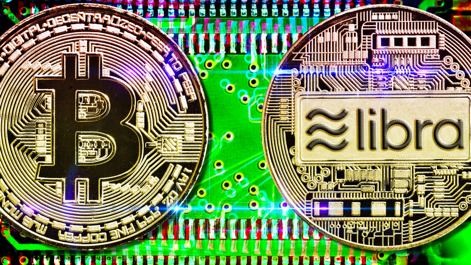Kryptowährungen Bitcoin und Libra als Münzen auf Computerplatine | Foto: picture alliance/chromorange