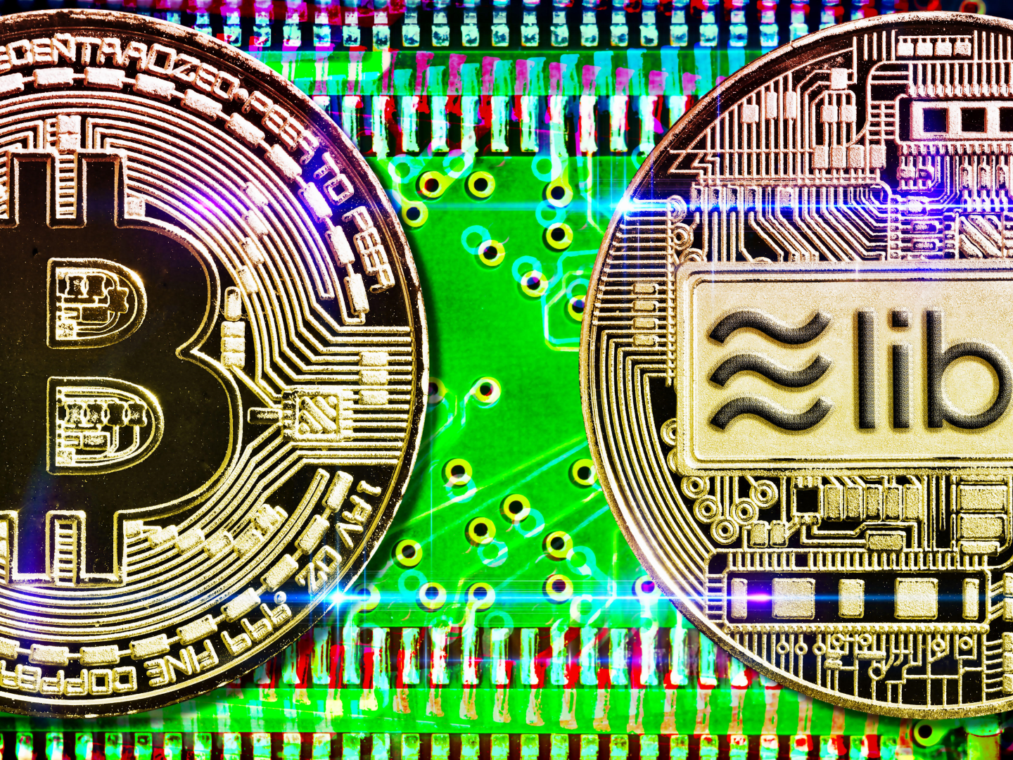 Kryptowährungen Bitcoin und Libra als Münzen auf Computerplatine | Foto: picture alliance/chromorange