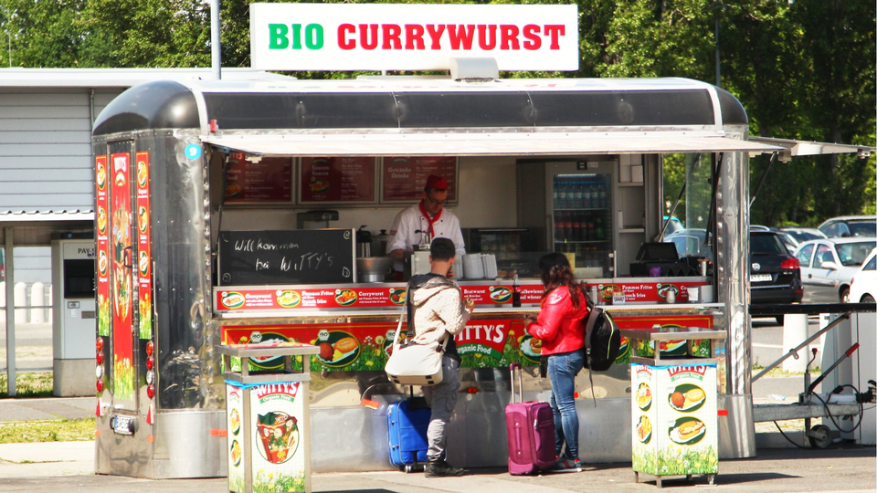 Wurstbude, die im Sommer 2019 am Flughafen Schönefeld Bio-Currywurst anbietet. | Foto: picture alliance / Wolfram Steinberg