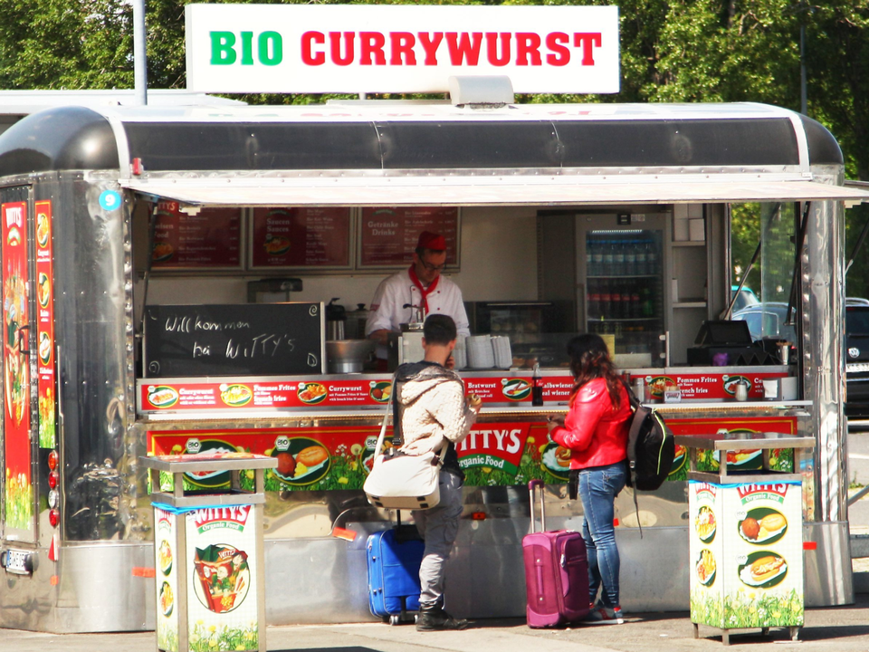 Wurstbude, die im Sommer 2019 am Flughafen Schönefeld Bio-Currywurst anbietet. | Foto: picture alliance / Wolfram Steinberg