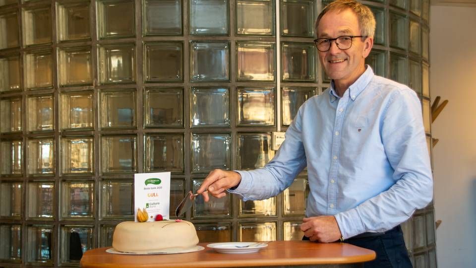 Banksjef Kjell Fredrik Løvold og Cultura Bank feirer 1. plassen med kake.