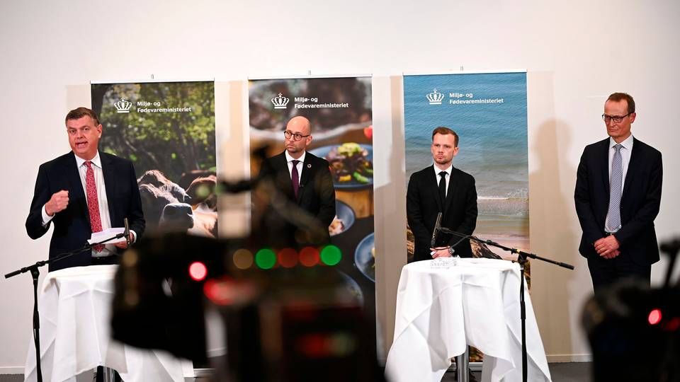 Mogens Jensen overdrager posten som minister for fødevarer, fiskeri og landbrug, mens Peter Hummelgaard overtager ligestillingsområdet. Departementchef Henrik Studsgaard ser til. | Foto: Philip Davali/Ritzau Scanpix