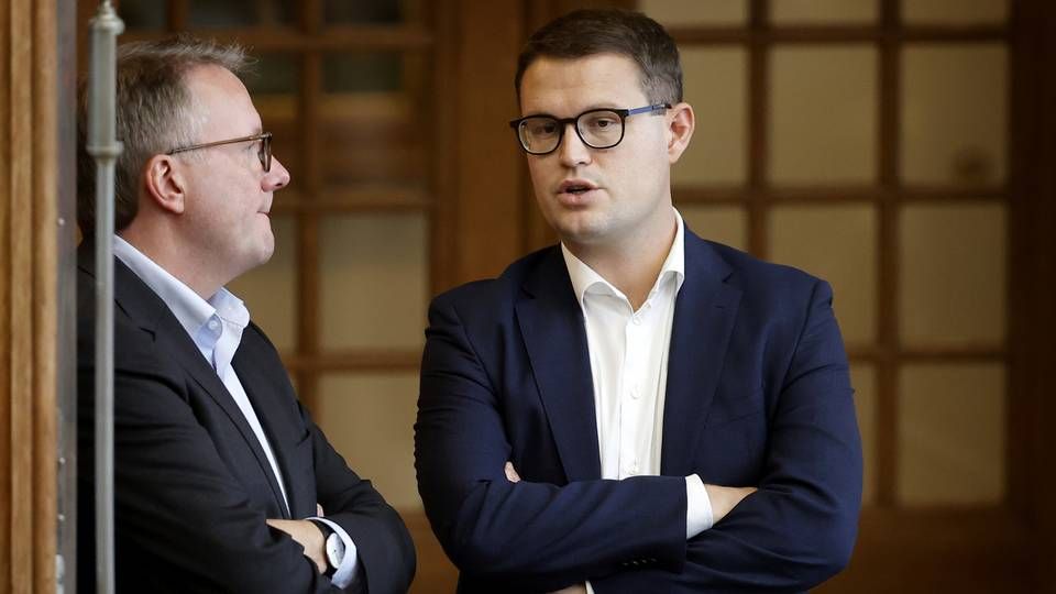 Finansordfører Christian Rabjerg Madsen (S) med skatteminister Morten Bødskov (S). | Foto: Jens Dresling