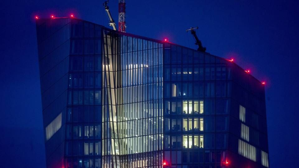 Das Gebäude der EZB in Frankfurt am Main bei Nacht.