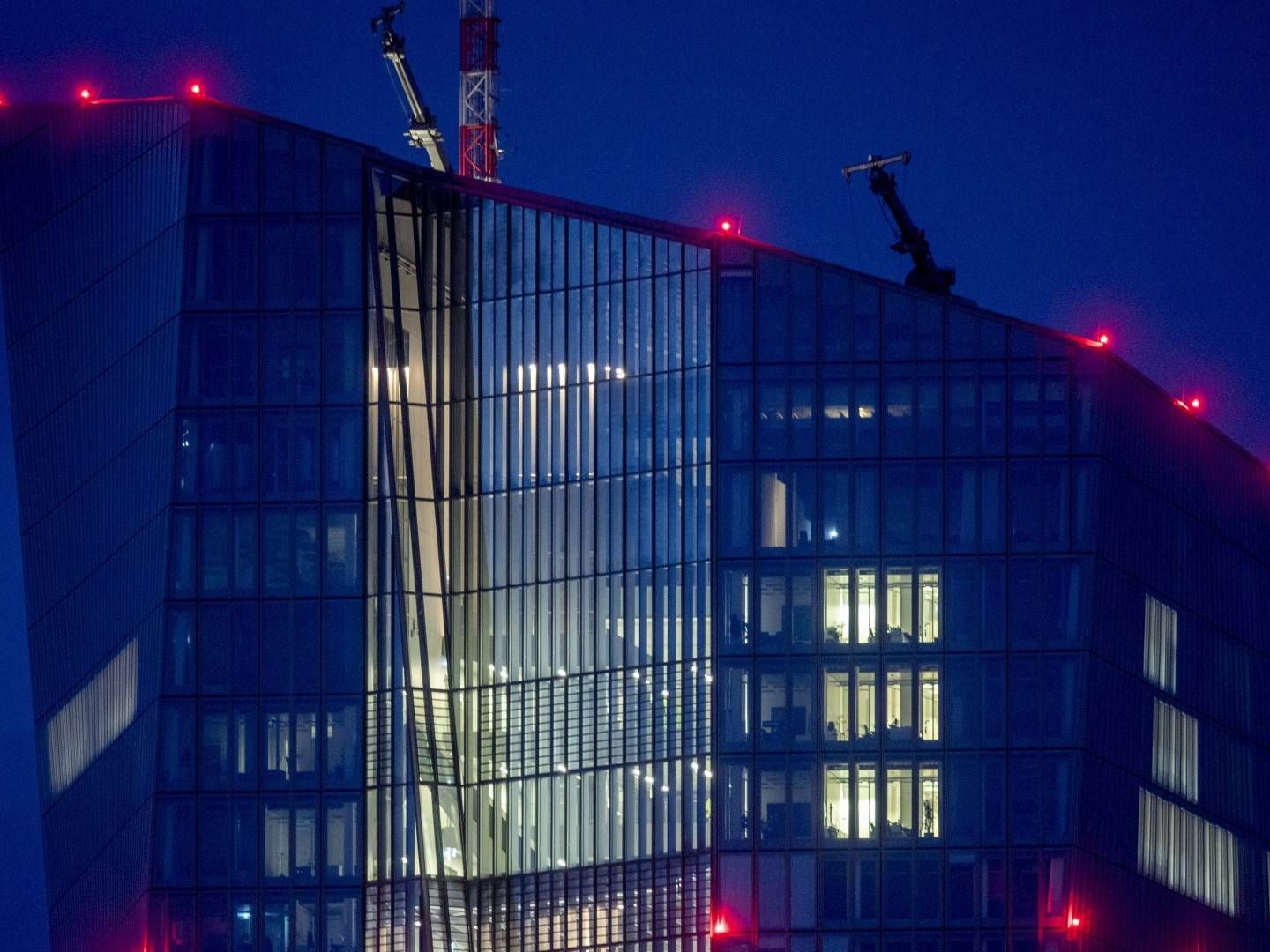 Das Gebäude der EZB in Frankfurt am Main bei Nacht.