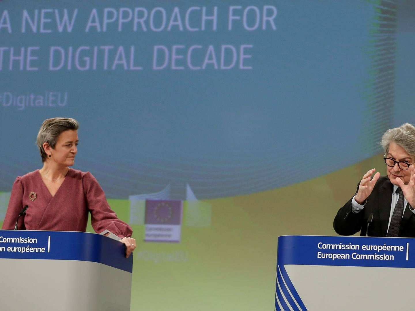 De to Kommissærer Margrethe Vestager og Thierry Breton fremlagde forslaget til den nye forordning om europæisk datastyring i EU-Kommissionens presserum. | Foto: Pool/Reuters/Ritzau Scanpix