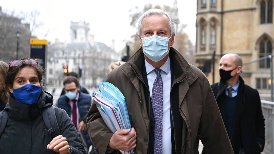 EU's chefforhandler, Michel Barnier, på gaden i London søndag med sit forhandlingsteam på vej til forhandlingern eom en fremtidig aftale med Storbritannien, som har kørt hele weekenden. | Foto: Daniel Leal-Olivas/AFP/Ritzau Scanpix