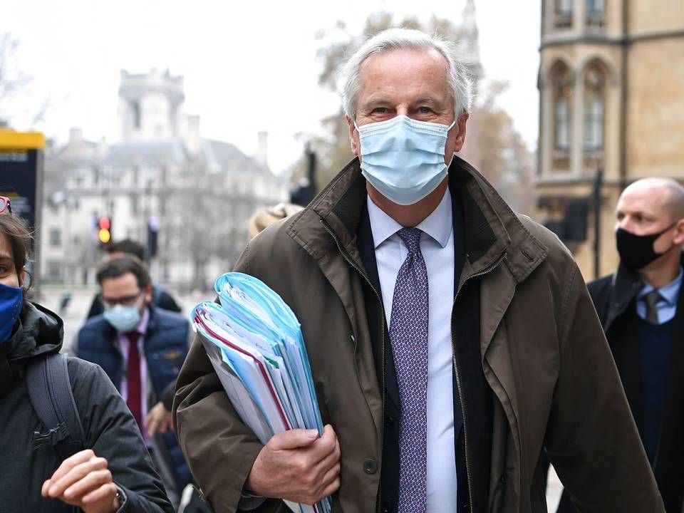 EU's chefforhandler, Michel Barnier, på gaden i London søndag med sit forhandlingsteam på vej til forhandlingern eom en fremtidig aftale med Storbritannien, som har kørt hele weekenden. | Foto: Daniel Leal-Olivas/AFP/Ritzau Scanpix