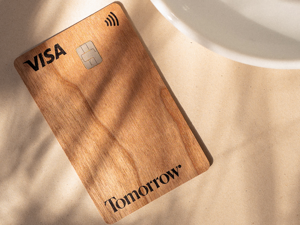 Die neue Debitkarte der Tomorrow Bank besteht aus Holz | Foto: Tomorrow Bank