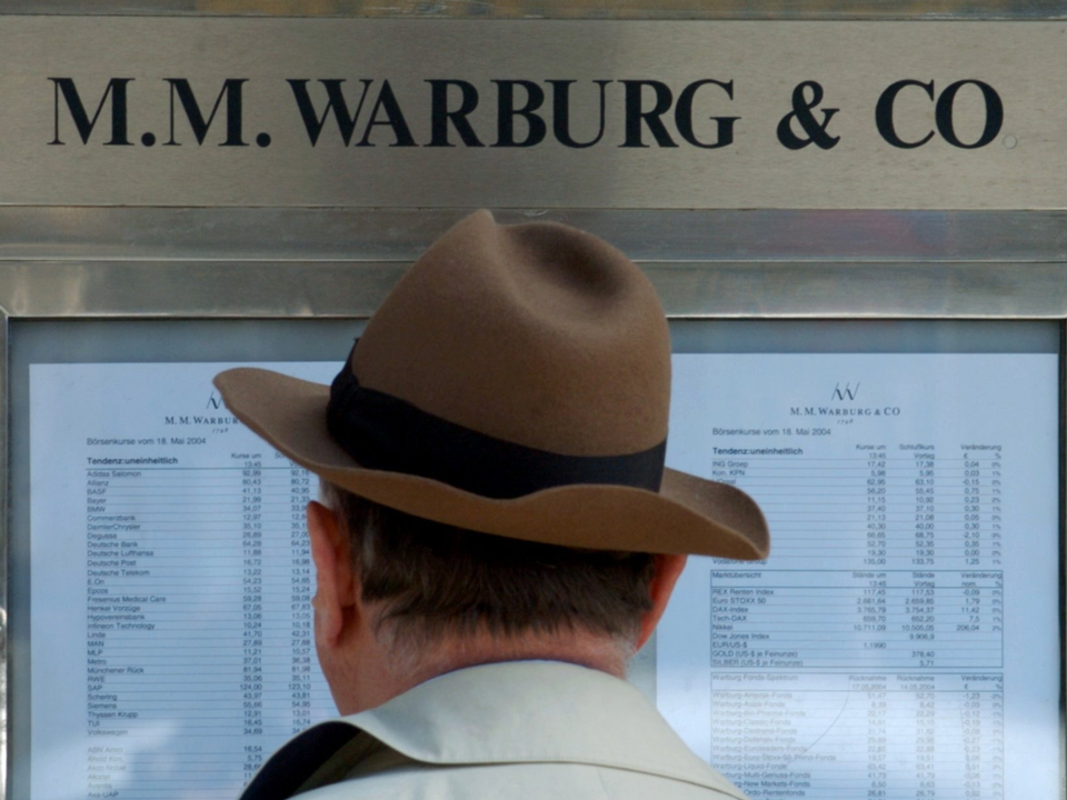 Ein Mann steht vor dem Aushang der Bank M.M. Warburg & Co | Foto: picture-alliance / dpa | Kay Nietfeld