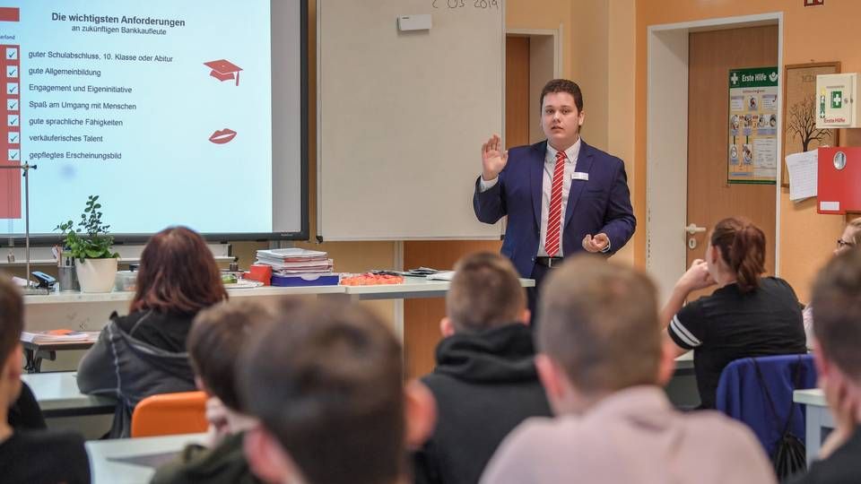 Jonny Mai, Azubi zum Bankkaufmann, redet vor den Schülern einer neunten Klasse in der Stadtschule Altlandsberg (Märkisch-Oderland) | Foto: picture alliance/dpa/ Patrick Pleul