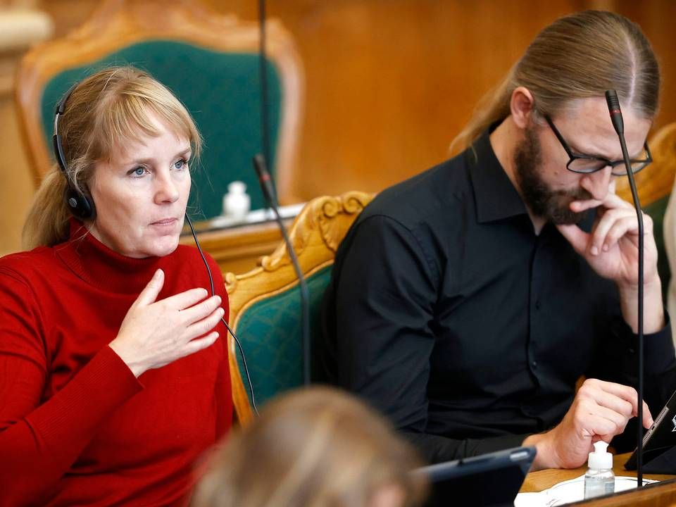 Radikale er gået sammen med oppositionen om forslaget. Til venstre ses Radikales skatteordfører, Kathrine Olldag, der er medunderskriver på beslutningsforslaget. | Foto: Jens Dresling/Ritzau Scanpix