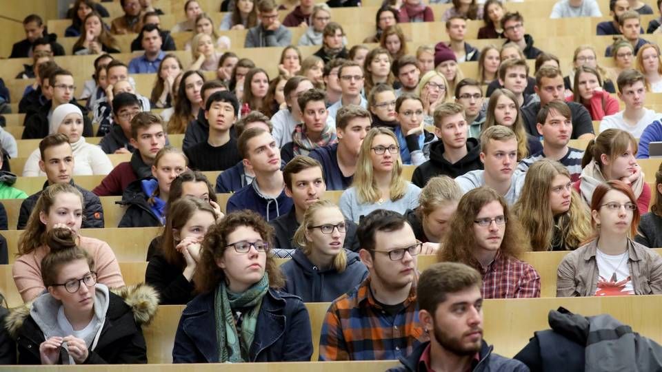 Im Audimax der Universität Rostock haben sich am 10.10.2017 die Erstsemester zum Campustag eingefunden. | Foto: picture alliance / Bernd Wüstneck/dpa