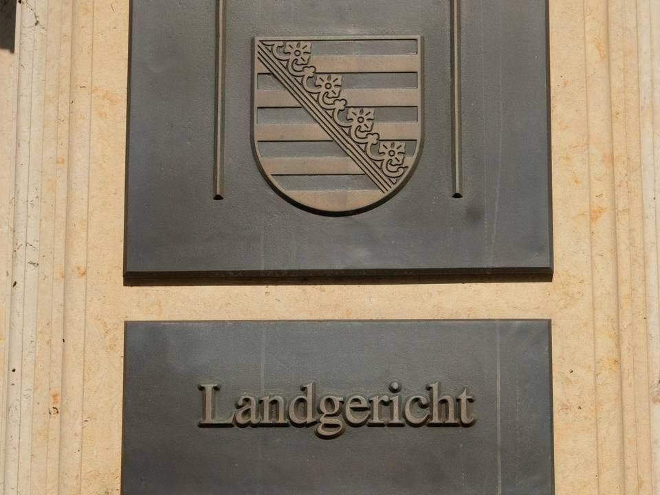 Das Schild des sächsischen Landgerichts am Gebäude in der Harkortstraße. | Foto: picture alliance/dpa/dpa-Zentralbild | Sebastian Willnow