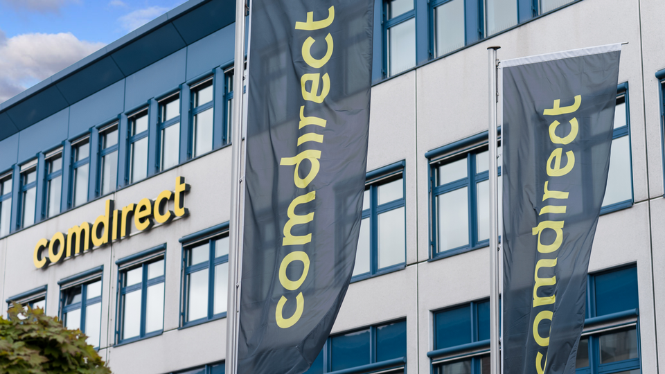 Fahnen mit Comdirect-Logo vor der Zentrale. | Foto: Comdirect