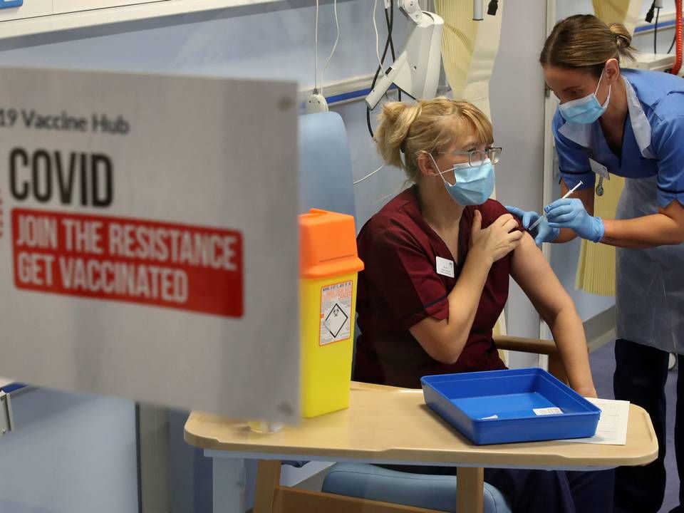 I Storbritannien er Pfizer og Biontechs vaccine mod coronavirus tirsdag taget i brug - på torsdag afgør den amerikanske lægemiddelstyrelse, om vaccinen også kan bruges i USA. | Foto: Andrew Milligan/AFP / POOL