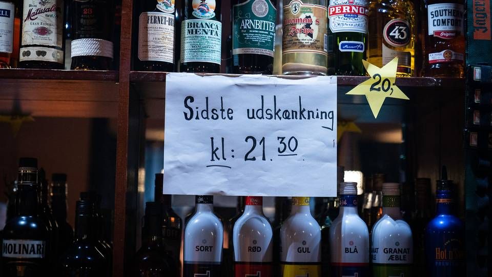 Barer og restauranter er blandt dem, som må holde lukket den kommende tid, efter nye restriktioner onsdag er trådt i kraft i 38 kommuner. | Foto: Emil Helms/Ritzau Scanpix