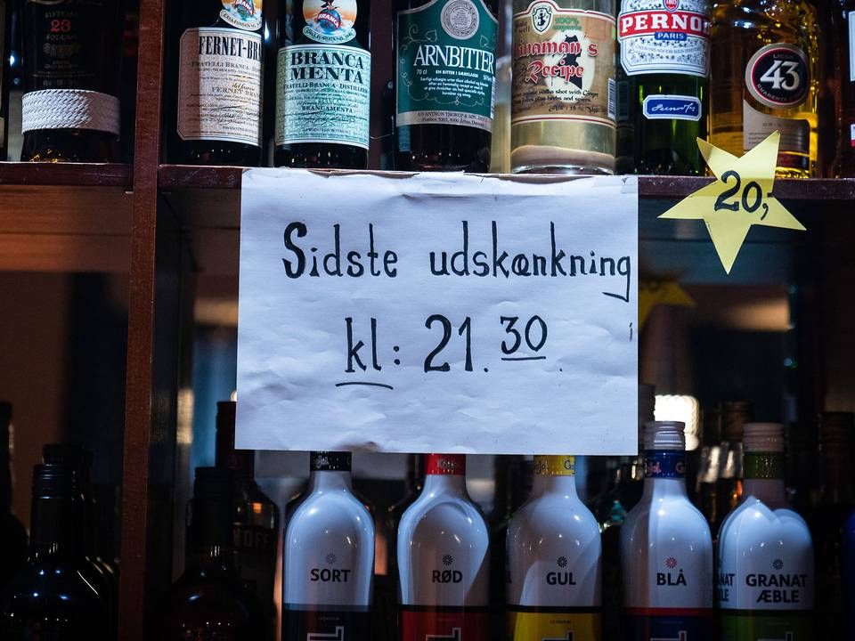 Barer og restauranter er blandt dem, som må holde lukket den kommende tid, efter nye restriktioner onsdag er trådt i kraft i 38 kommuner. | Foto: Emil Helms/Ritzau Scanpix