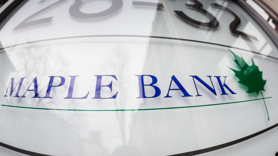 Schild der Maple Bank | Foto: picture alliance / dpa | Frank Rumpenhorst