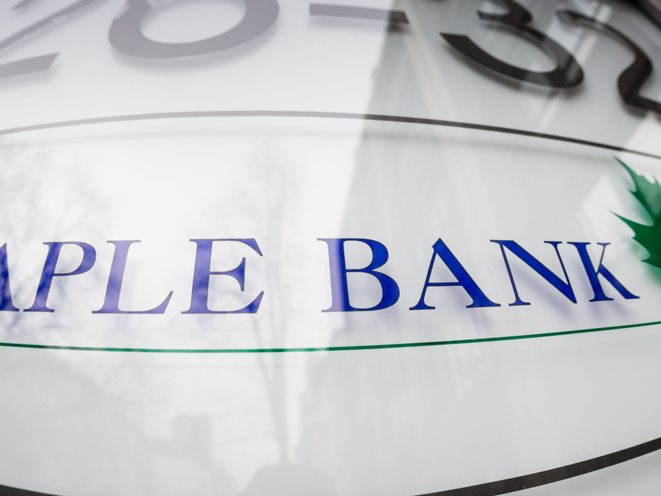Schild der Maple Bank | Foto: picture alliance / dpa | Frank Rumpenhorst