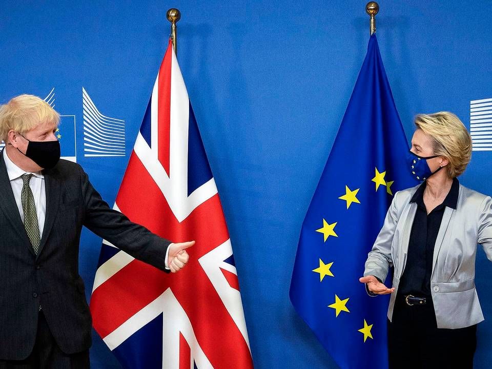 Den britiske premierminister Boris Johnson bydes velkommen af EU-Kommissionens formand, Ursula von der Leyen i Bruxelles ondag aften inden deres arbejdsmiddag. | Foto: Aaron Chown/AFP/Ritzau Scanpix