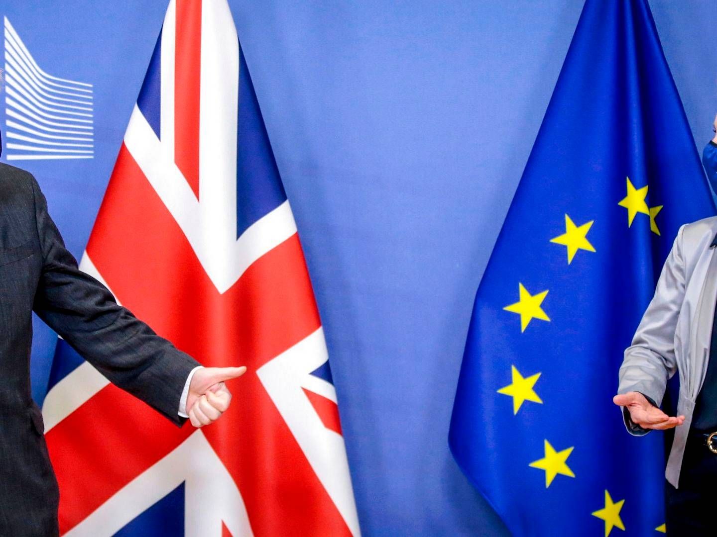 Den britiske premierminister Boris Johnson bydes velkommen af EU-Kommissionens formand, Ursula von der Leyen i Bruxelles ondag aften inden deres arbejdsmiddag. | Foto: Olivier Hoslet/AFP/Ritzau Scanpix