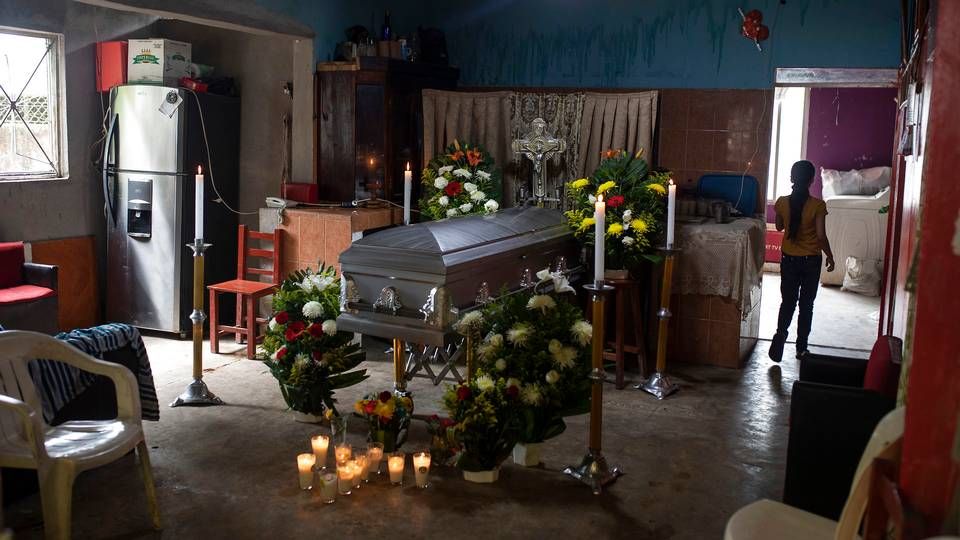 Den mexicanske journalist Julio Valdivia, hvis kiste ses på billedet her, er blandt de journalister, der er blevet dræbt i løbet af 2020. | Foto: Felix Marquez/AP/Ritzau Scanpix