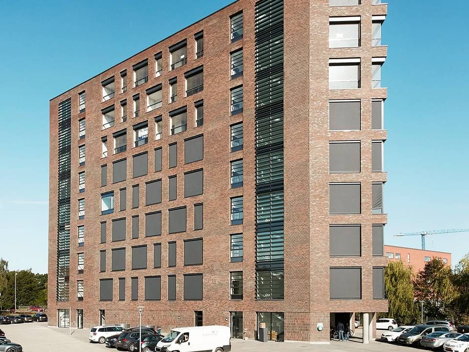 De nederste etager med erhvervsareal i denne Horsens-ejendom ryger ny på Aarhus-investors hænder. | Foto: PR / EDC