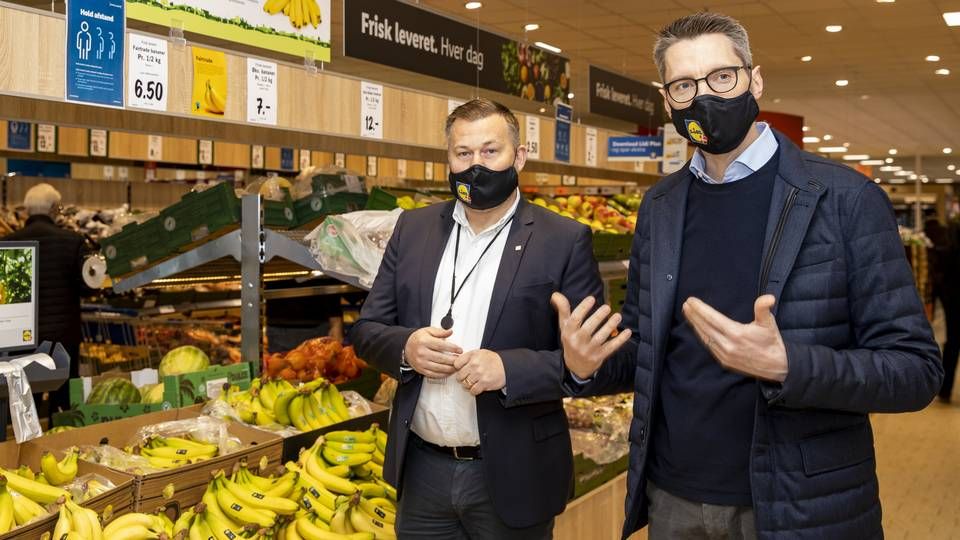 Lidls direktion har fredag præsenteret Lidls nye butikskoncept. Her er det salgsdirektør Anders Frydendahl (tv) og adm. direktør Dirk Fust, der præsenterer konceptet i butikken i Viby, der i dag åbnede efter modernisering af butikken. | Foto: PR / Lidl