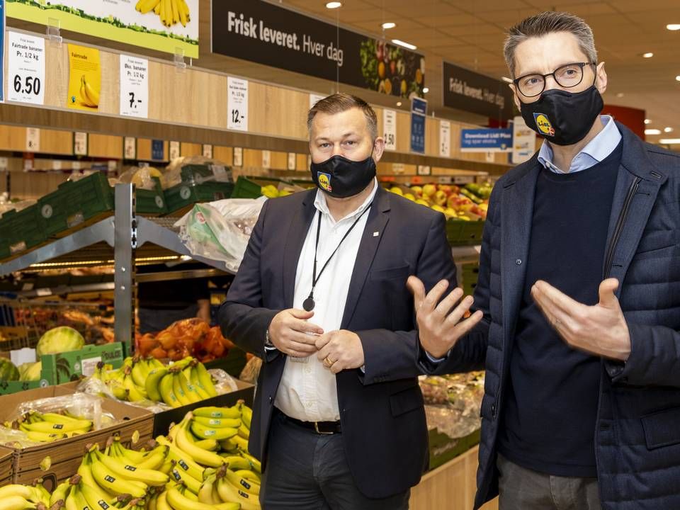 Lidls direktion har fredag præsenteret Lidls nye butikskoncept. Her er det salgsdirektør Anders Frydendahl (tv) og adm. direktør Dirk Fust, der præsenterer konceptet i butikken i Viby, der i dag åbnede efter modernisering af butikken. | Foto: PR / Lidl