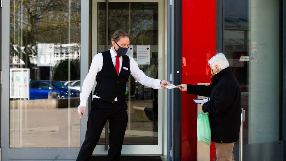 Banking in Zeiten von Corona: Mitarbeiter interagiert mit einem Kunden vor der Filiale Hamburg-Rothenburgsort | Foto: Hamburger Sparkasse