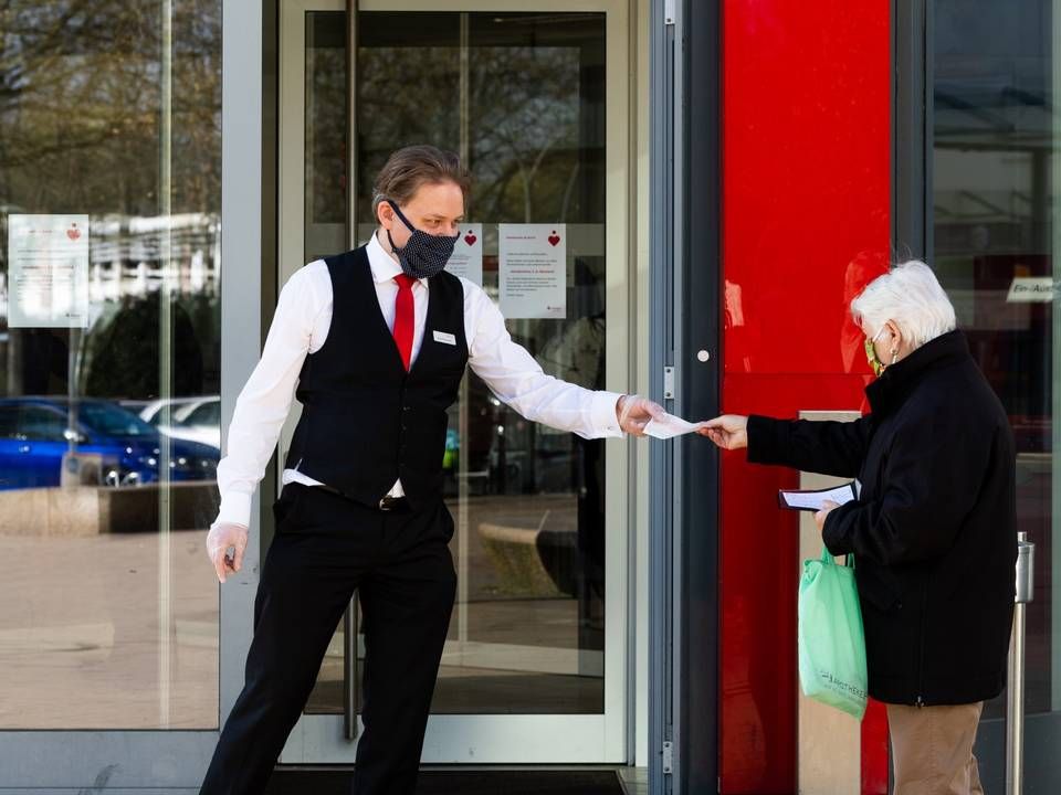 Banking in Zeiten von Corona: Mitarbeiter interagiert mit einem Kunden vor der Filiale Hamburg-Rothenburgsort | Foto: Hamburger Sparkasse