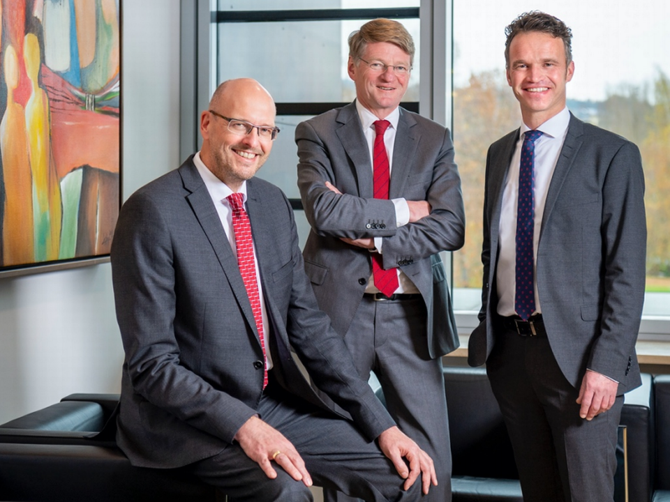 Der Noch- Vorstandsvorsitzende Josef Wagner (Mitte) mit seinem Nachfolger Toni Domani (links) und dem neuen Co-Vorstand Markus Drüke | Foto: Sparkasse Regen-Viechtach