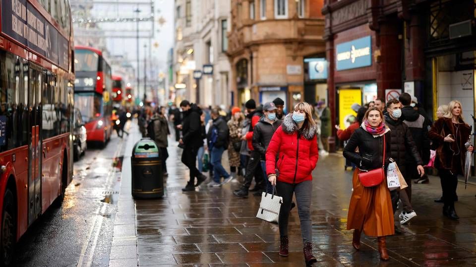 ”Lige nu har vi ikke engang rullet vaccinen ud, og vi skal først se, hvordan den virker, før vi kan diskutere muligheden for et coronapas,” sagde sundhedsministeren. | Foto: Tolga Akmen/AFP/Ritzau Scanpix