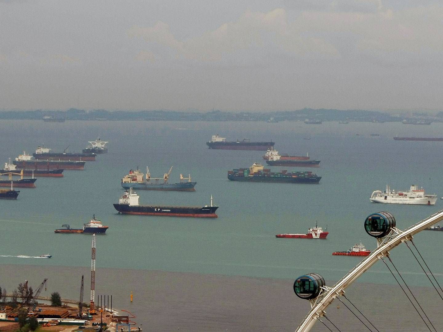 Tørlast- og containerskibe på vej mod Singapore | Foto: Vivek Prakash/Reuters/Ritzau Scanpix