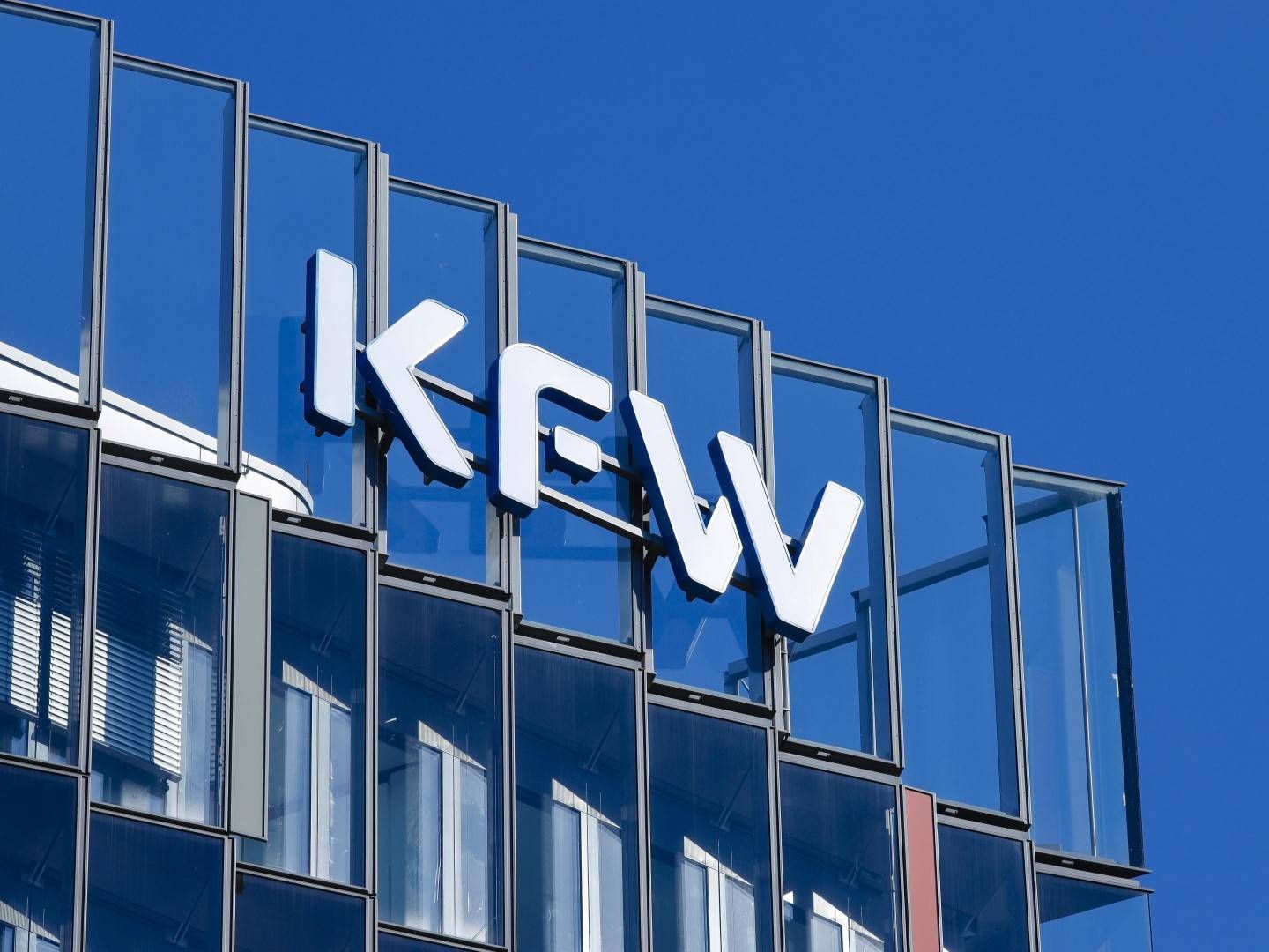 Fassade der KfW in Frankfurt am Main | Foto: picture alliance / imageBROKER | Rupert Oberhäuser