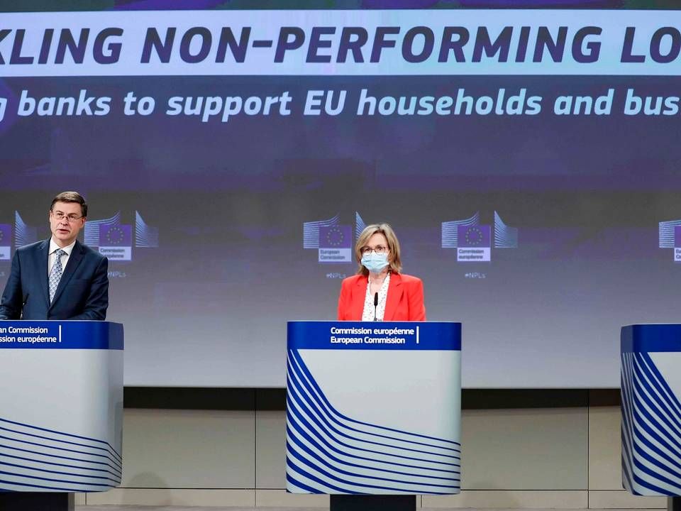 EU-kommissærerne Valdis Dombrovskis og Mairead McGuinness, der står for det finansielle område præsenterede onsdag Kommissionens nye strategi i kampen mod dårlige lån. | Foto: Kenzo Tribouillard/AFP/Ritzau Scanpix