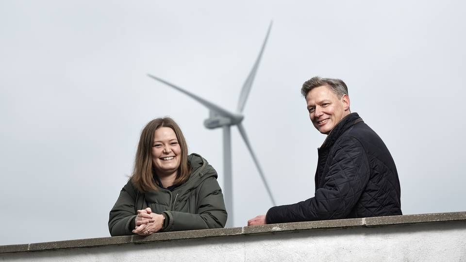 Kia Marie Jerichau from Energinet and Energi Danmark's Thomas Elgaard Jensen pose in front of the turbines used in the pilot study. | Photo: Foto / Robert Wengler/Energinet