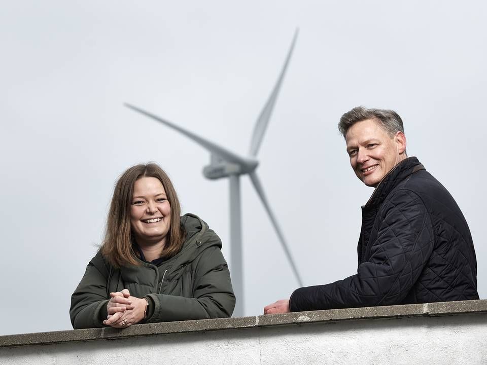 Kia Marie Jerichau from Energinet and Energi Danmark's Thomas Elgaard Jensen pose in front of the turbines used in the pilot study. | Photo: Foto / Robert Wengler/Energinet